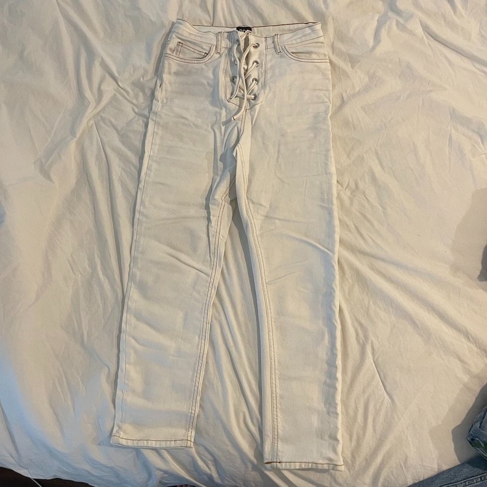 BDG size 27 Lace up skinny white jeans with tan stitching